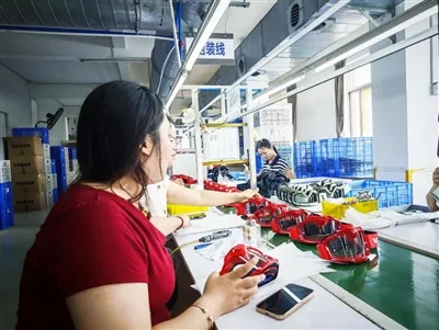 Csapat együttműködés a HR-70 síszemüveg-csomagolási feladat hatékony elvégzéséhez